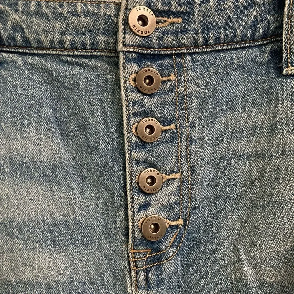 Torrid Boyfriend Shorts 18 Distressed Bermuda Cut Off Jean‎ Stretch Button Fly ￼